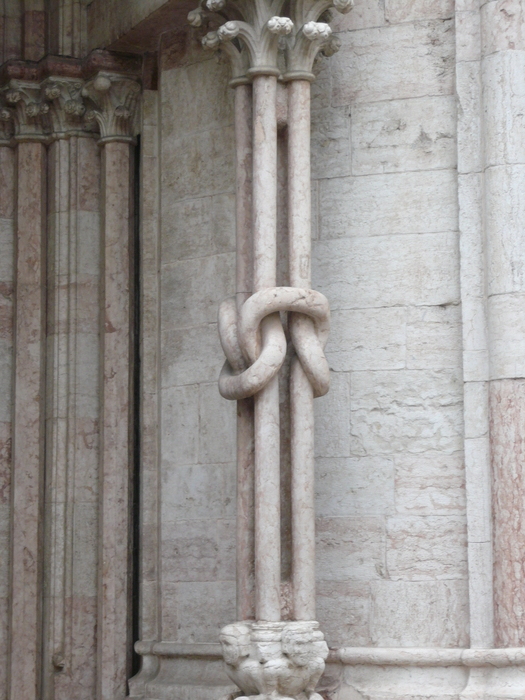 Bild: Kathedrale, Saeule mit Knoten