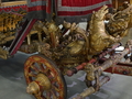 Lissabon: Kutschenmuseum, ueppig verzierte Deichsel und Achsen