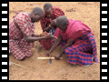 Massai machen Feuer