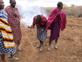 Massai machen Feuer