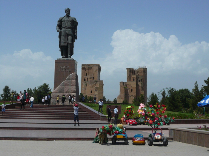 Bild: Shahrisabz: Aq-Saray-Palast, Timur-Denkmal