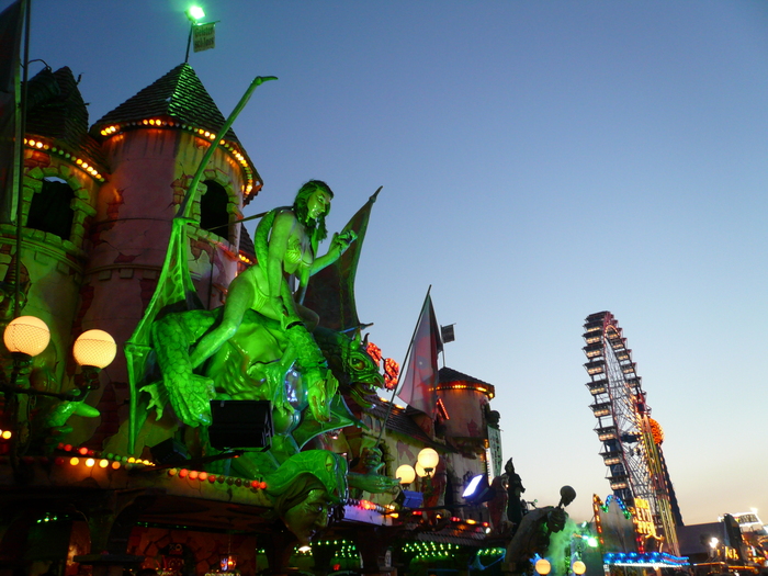 Bild: Geisterbahn und Riesenrad